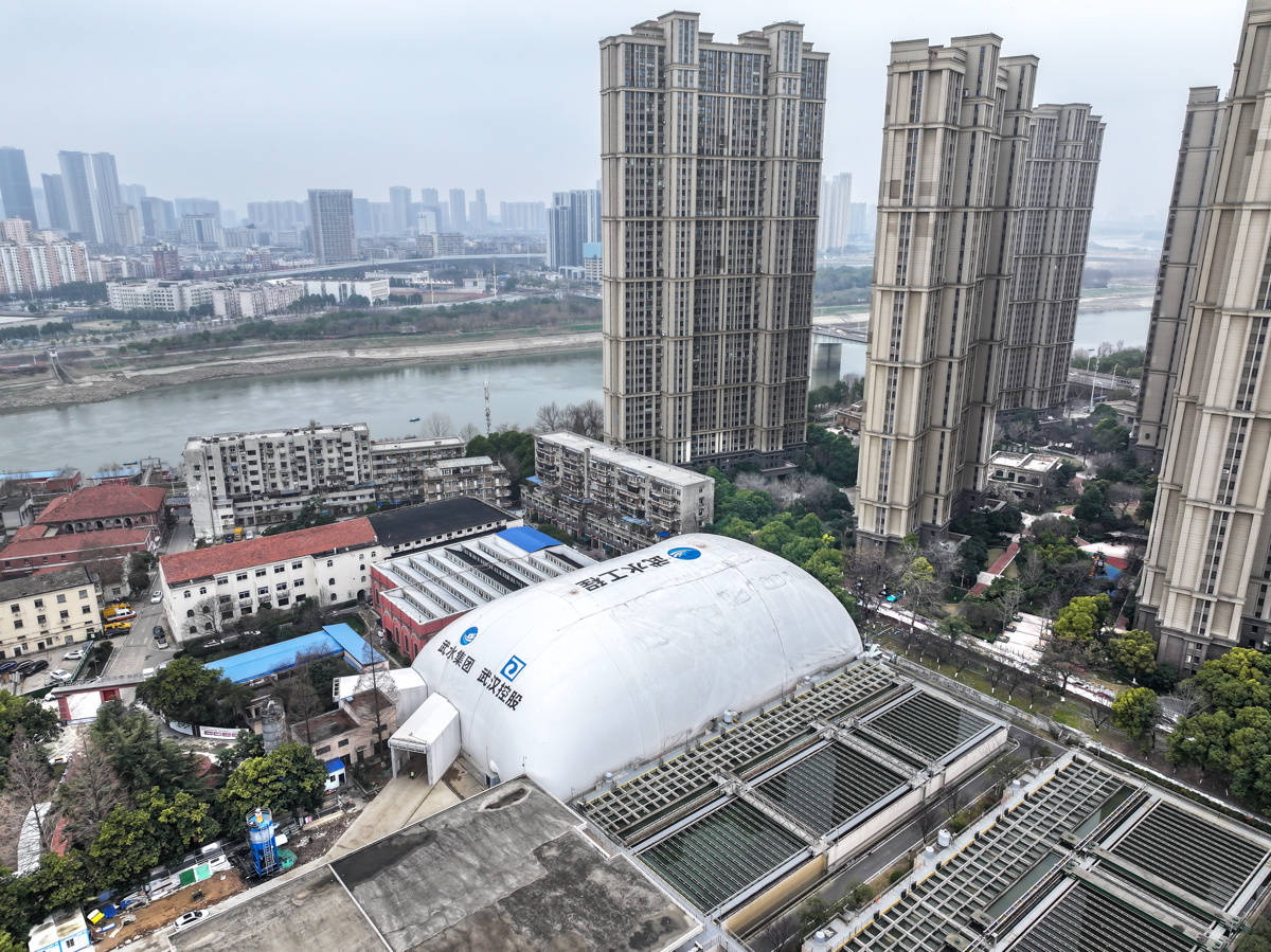 湖北首例！巨型“气球”罩住4000㎡施工工地，扬尘和噪声通通“锁”在球内不扰民:前创机械科技有限公司